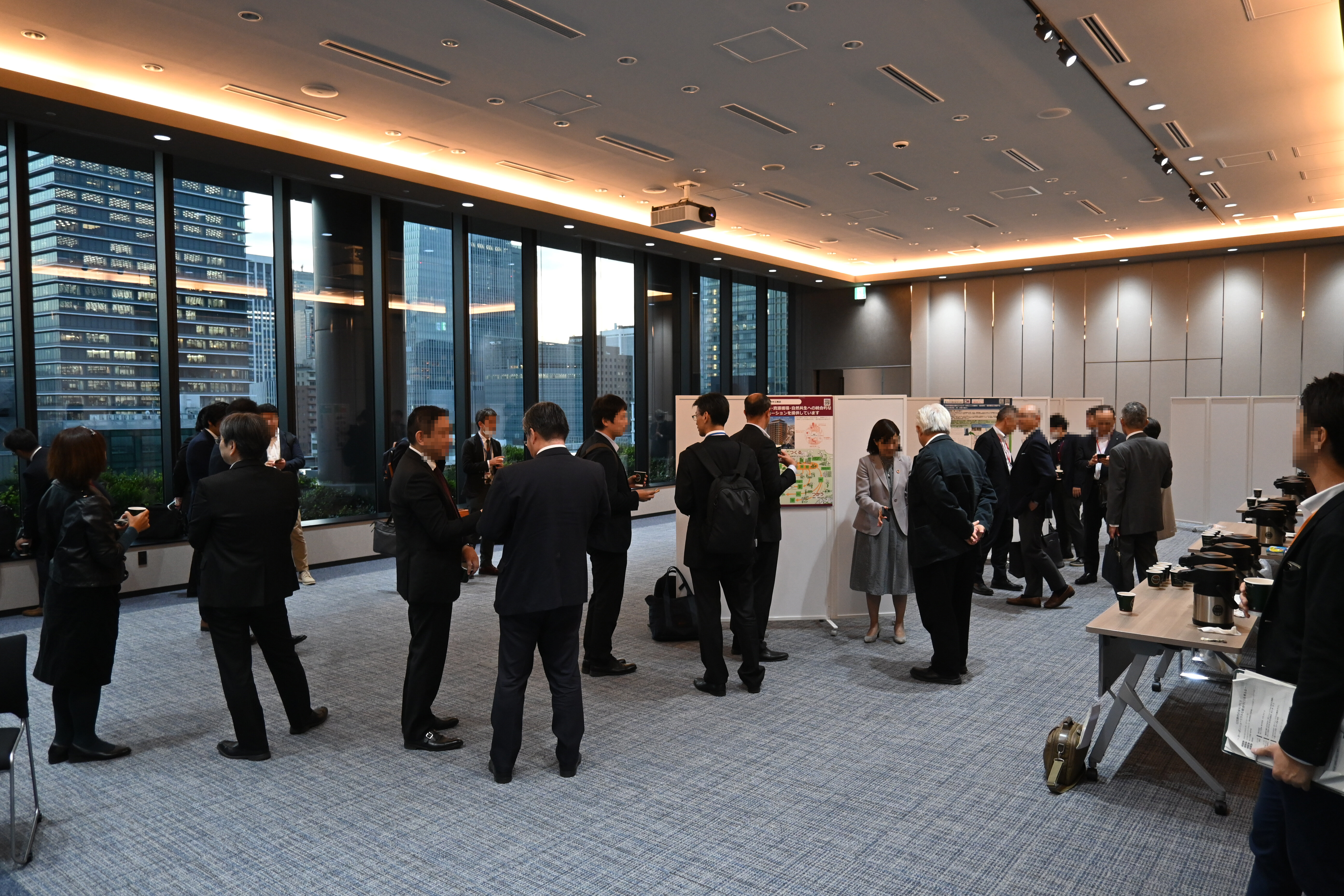 Room A　パネル展示、コーヒーブレイク、交流コーナー